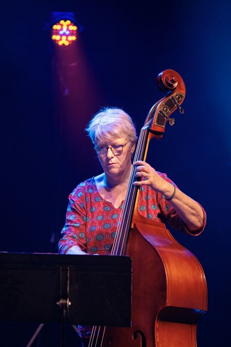 Florence Barret à la contrebasse, sur scène